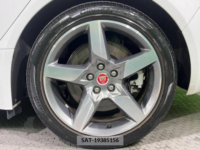Jaguar XE 2017-06 361895-16