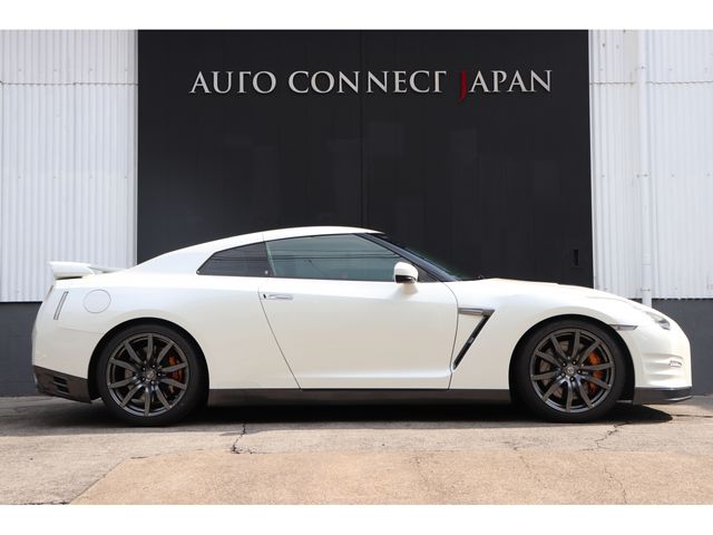 Nissan GT-R 2011-03 825-4