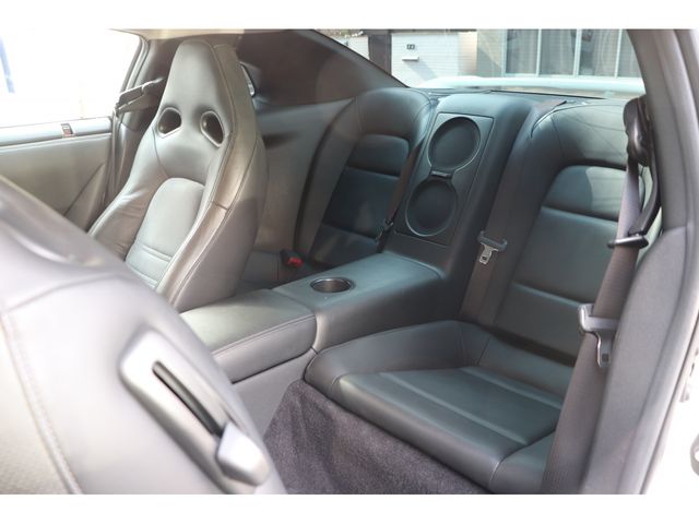 Nissan GT-R 2011-03 825-6