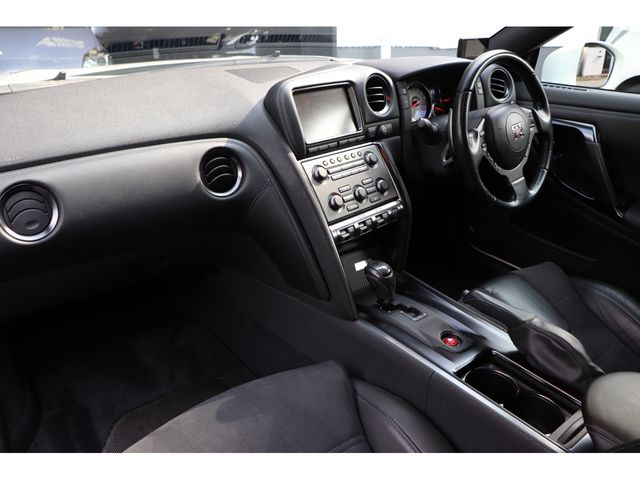 Nissan GT-R 2011-03 825-11
