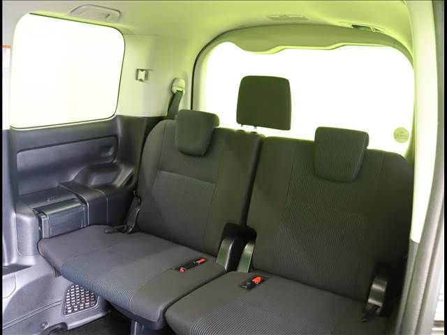 Toyota VOXY 2017-03 16131-26