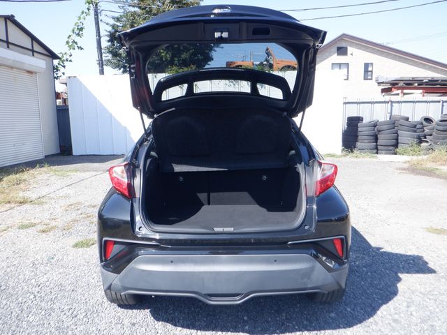 Toyota C-HR 2017-11 24857-10