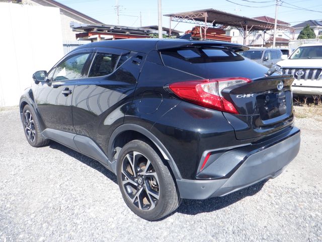 Toyota C-HR 2017-11 24857-1