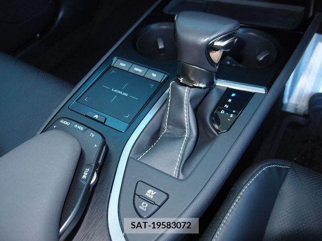 Lexus UX 2019-01 213179-15