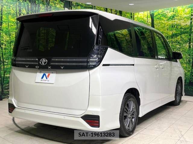 Toyota VOXY 2023-04 204401-18