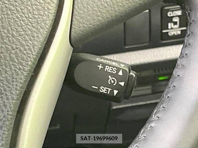 Toyota VOXY 2019-07 332240-7