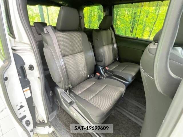 Toyota VOXY 2019-07 332240-9