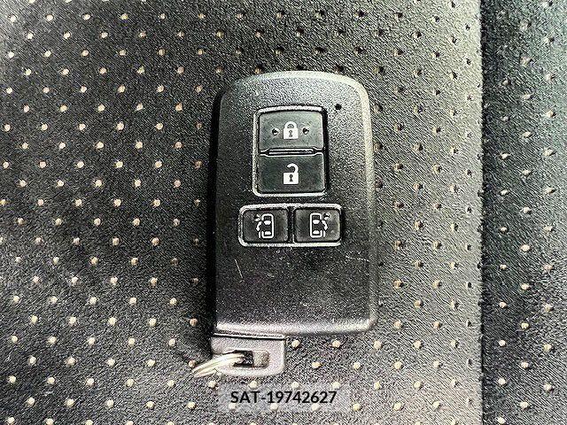 Toyota VOXY 2021-03 289208-23