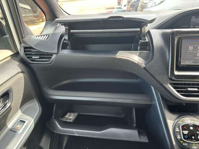 Toyota VOXY 2016-03 2303-11