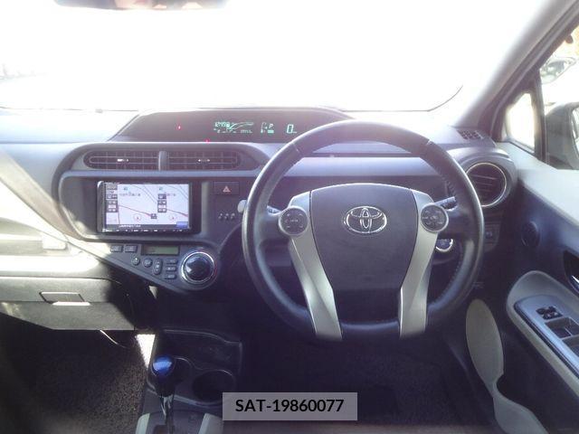 Toyota AQUA 2012-05 208583-11