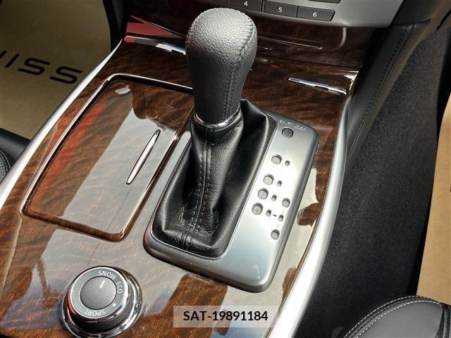 Nissan FUGA 2017-04 247120-11