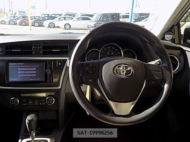 Toyota AURIS 2013-02 209627-1