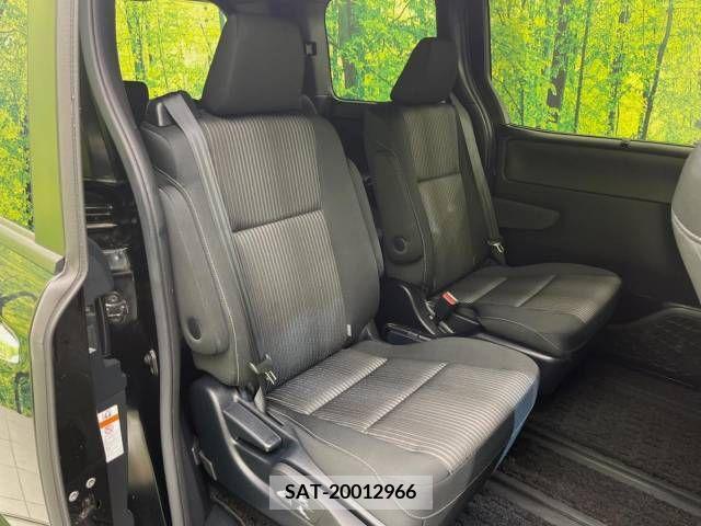 Toyota VOXY 2018-04 370364-9