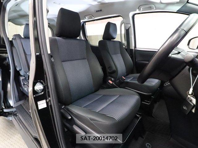 Toyota VOXY 2015-10 370404-3