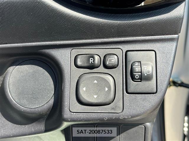Toyota AQUA 2017-03 260143-15
