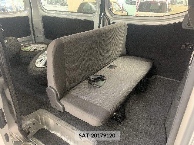 Nissan NV350 Caravan 2019-04 385877-9