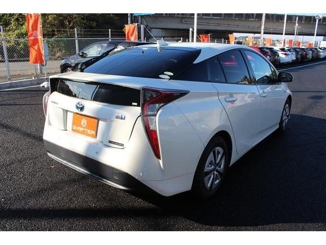 Toyota PRIUS 2017-04 187858-4