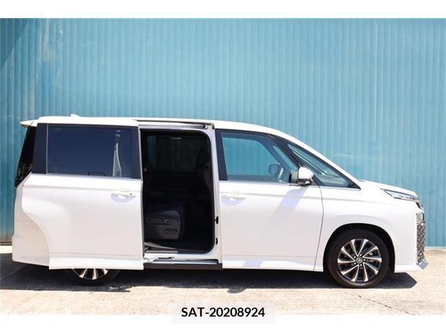 Toyota VOXY HYBRID 2022-06 370565-4