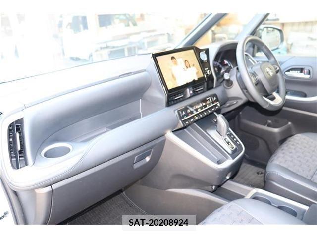 Toyota VOXY HYBRID 2022-06 370565-8