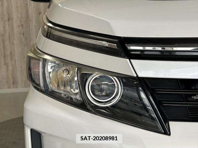 Toyota VOXY HYBRID 2014-07 381749-9