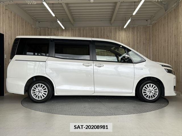Toyota VOXY HYBRID 2014-07 381749-3