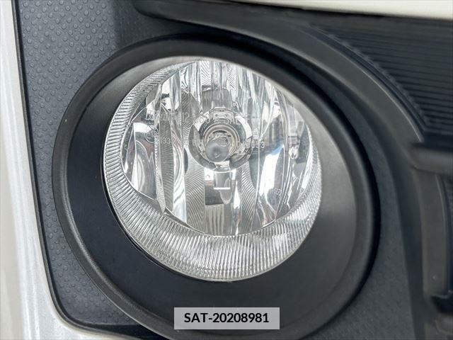 Toyota VOXY HYBRID 2014-07 381749-11