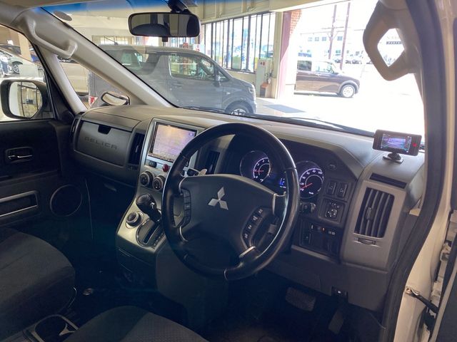 Mitsubishi DELICA D5 2011-06 23352-24