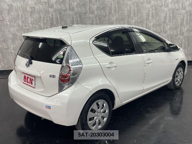 Toyota AQUA 2013-12 207181-2