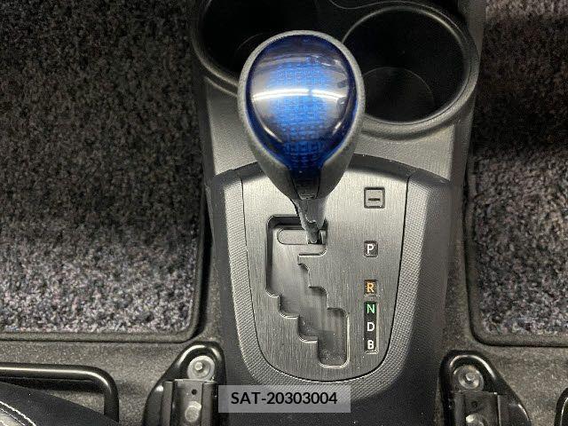 Toyota AQUA 2013-12 207181-19