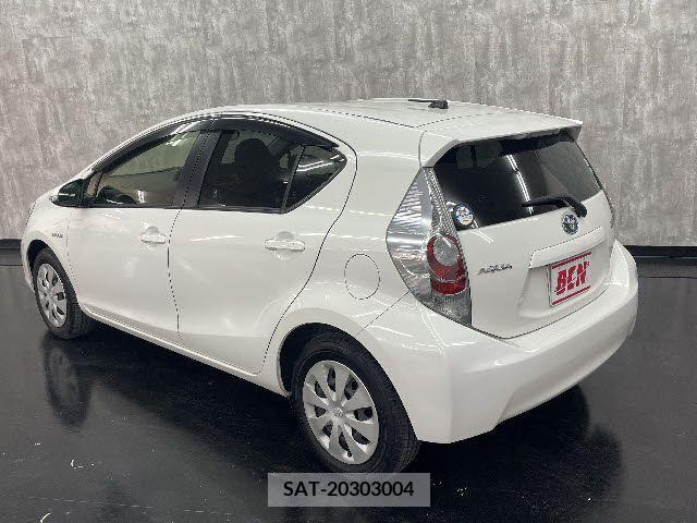 Toyota AQUA 2013-12 207181-8