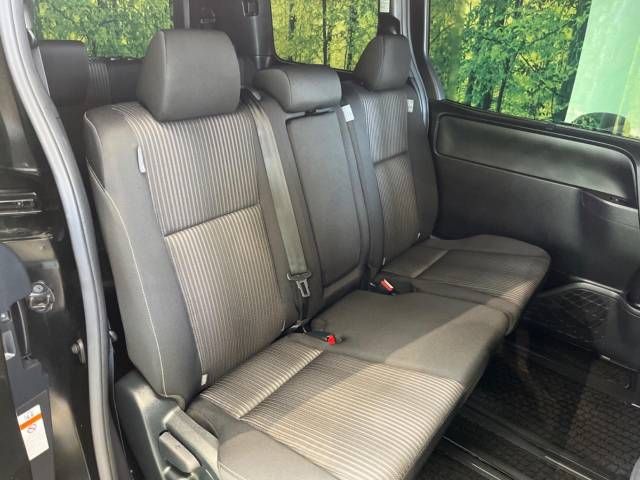 Toyota VOXY 2017-08 181982-9