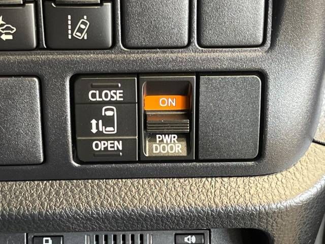 Toyota VOXY 2017-08 181982-6