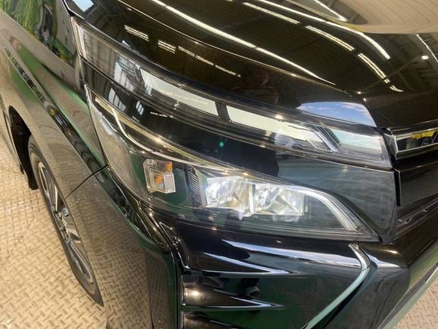 Toyota VOXY 2017-08 181982-11