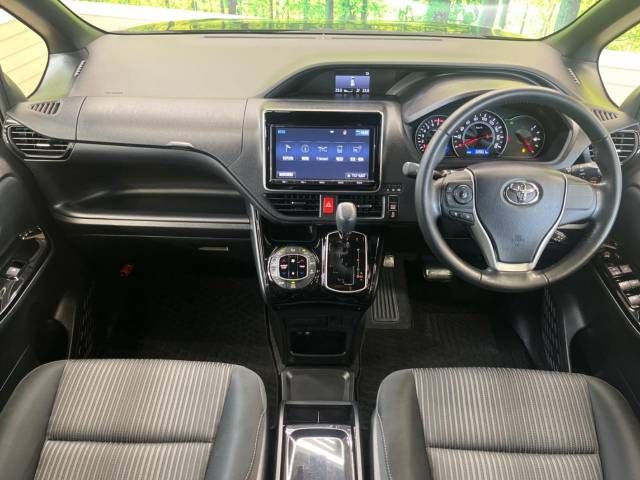 Toyota VOXY 2017-08 181982-1