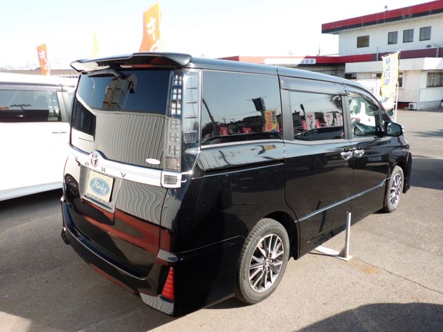 Toyota VOXY 2016-08 181586-3