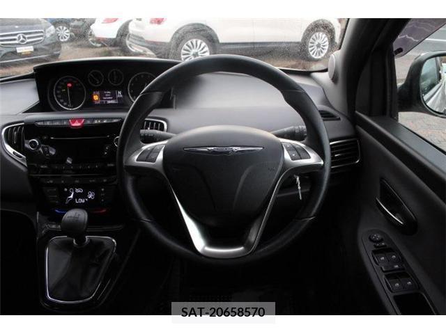 Chrysler YPSILON 2013-02 204011-8