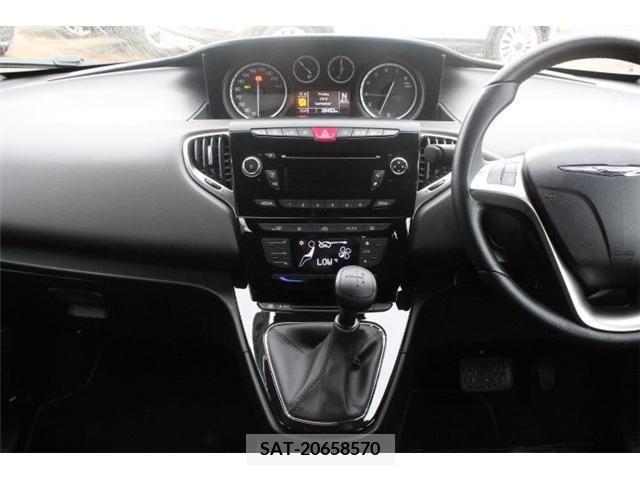 Chrysler YPSILON 2013-02 204011-7