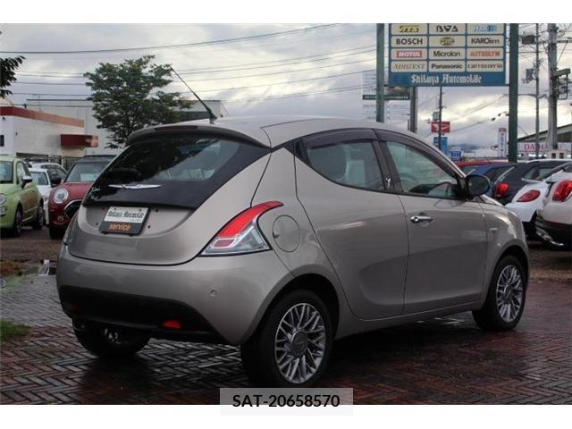 Chrysler YPSILON 2013-02 204011-2