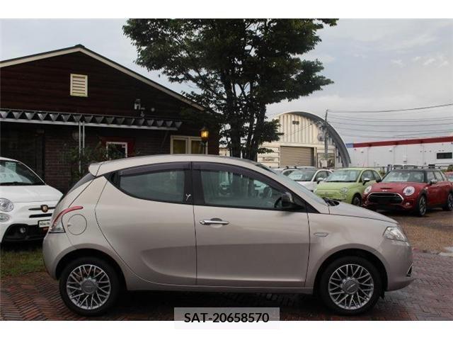 Chrysler YPSILON 2013-02 204011-1