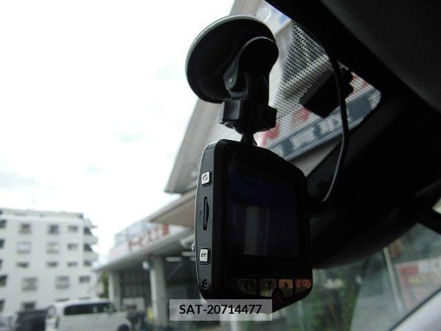 Toyota PRIUS 2016-07 330229-25