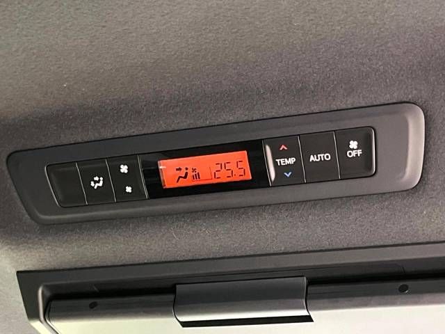 Toyota NOAH 2018-08 11427-6