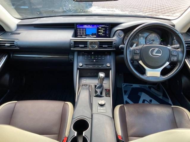 Lexus IS 2018-07 193236-1