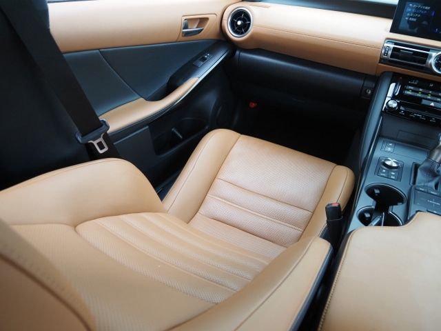 Lexus IS 2021-06 18240-27