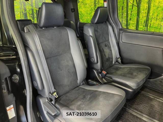 Toyota VOXY 2020-11 370472-8