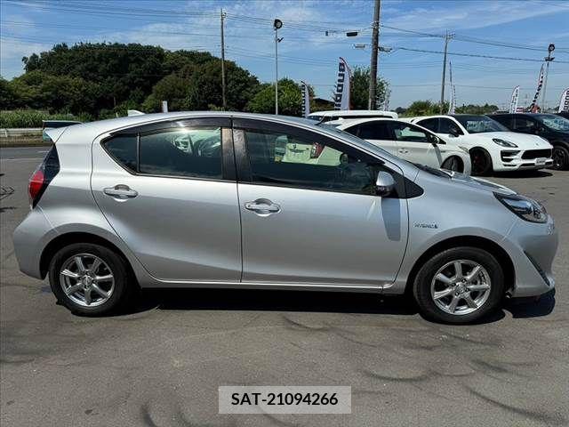 Toyota AQUA 2017-12 346307-11