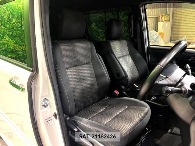 Toyota VOXY 2019-06 221056-12