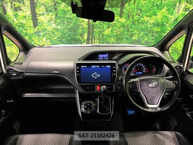 Toyota VOXY 2019-06 221056-1