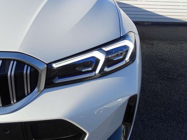 Bmw 3 SERIES 2022-10 12585-2