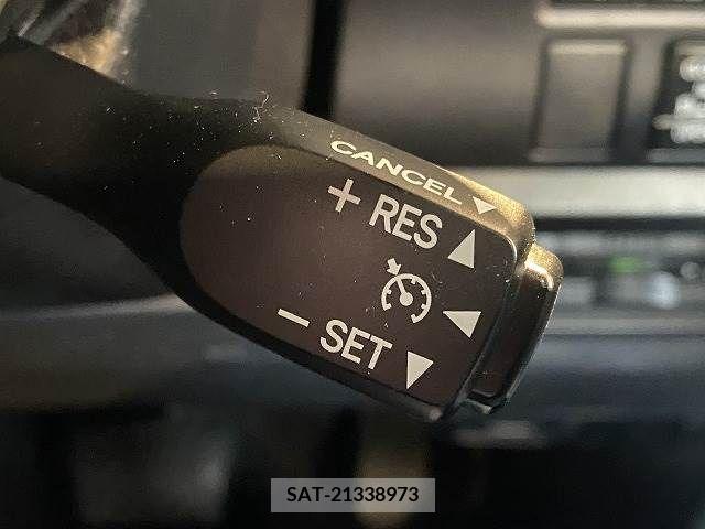 Toyota VOXY HYBRID 2018-12 339771-8