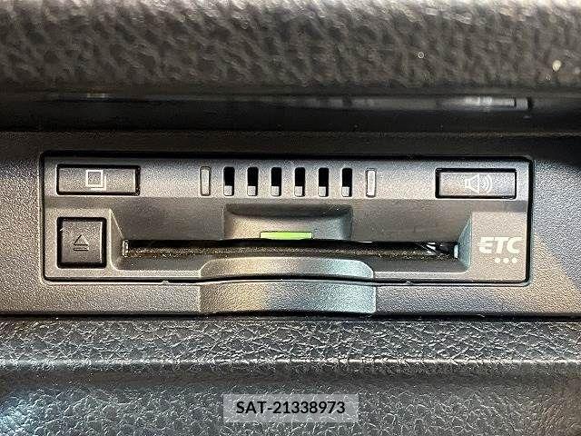 Toyota VOXY HYBRID 2018-12 339771-6